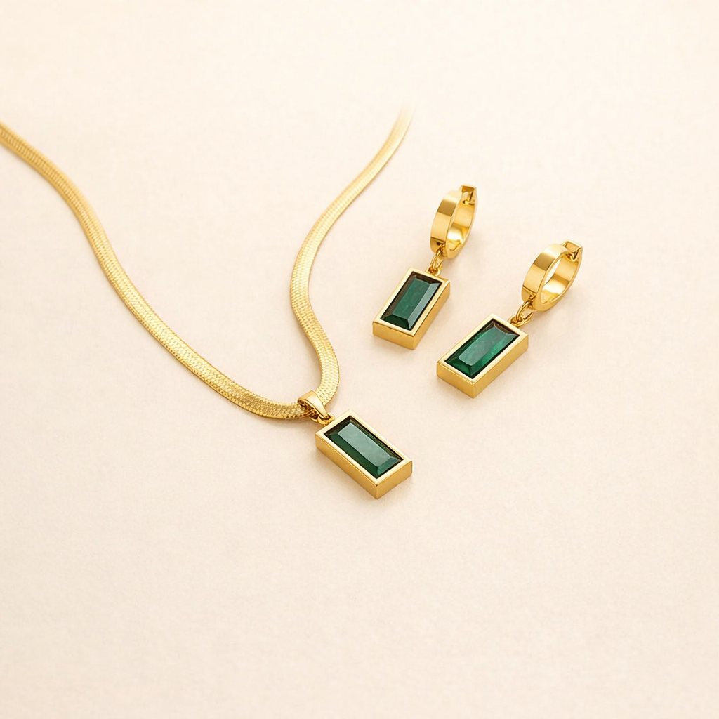 Elegant gold necklace with refined little pendant