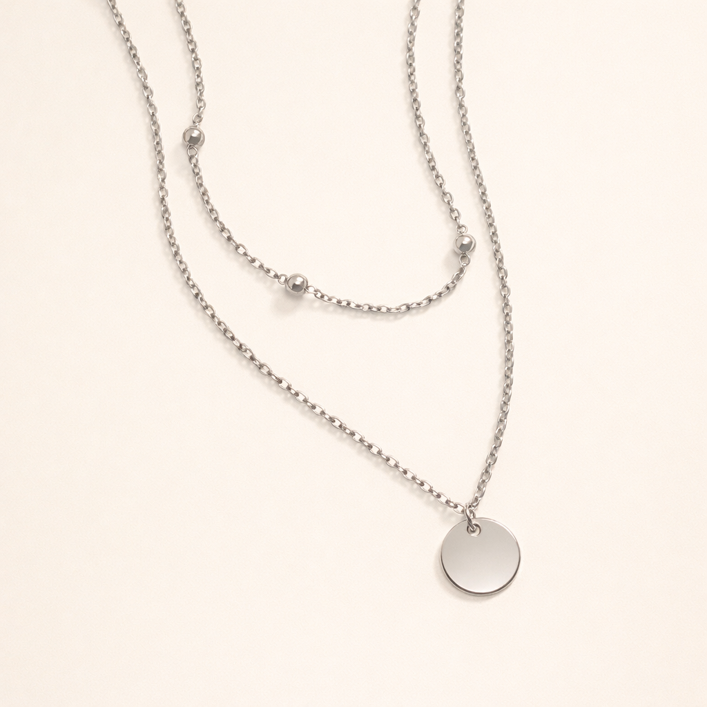 Elegant silver low-neckline necklace with refined links