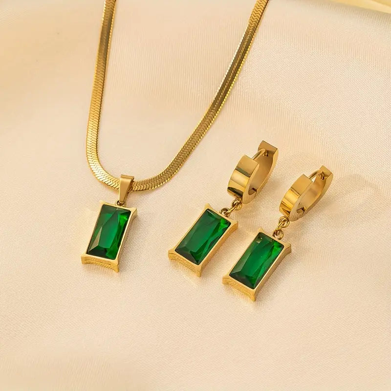 Elegant gold necklace with refined little pendant