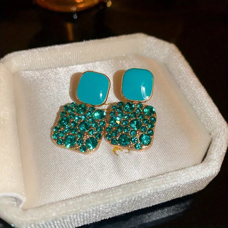 Elegant Gold Earrings with Refined Details