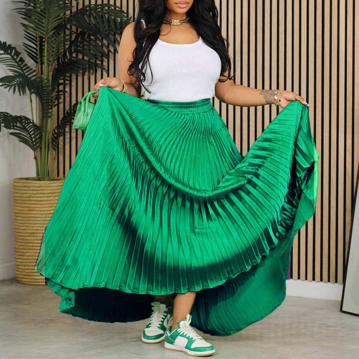 Pleated maxi skirt for women with elastic waist and elegant pleated draping