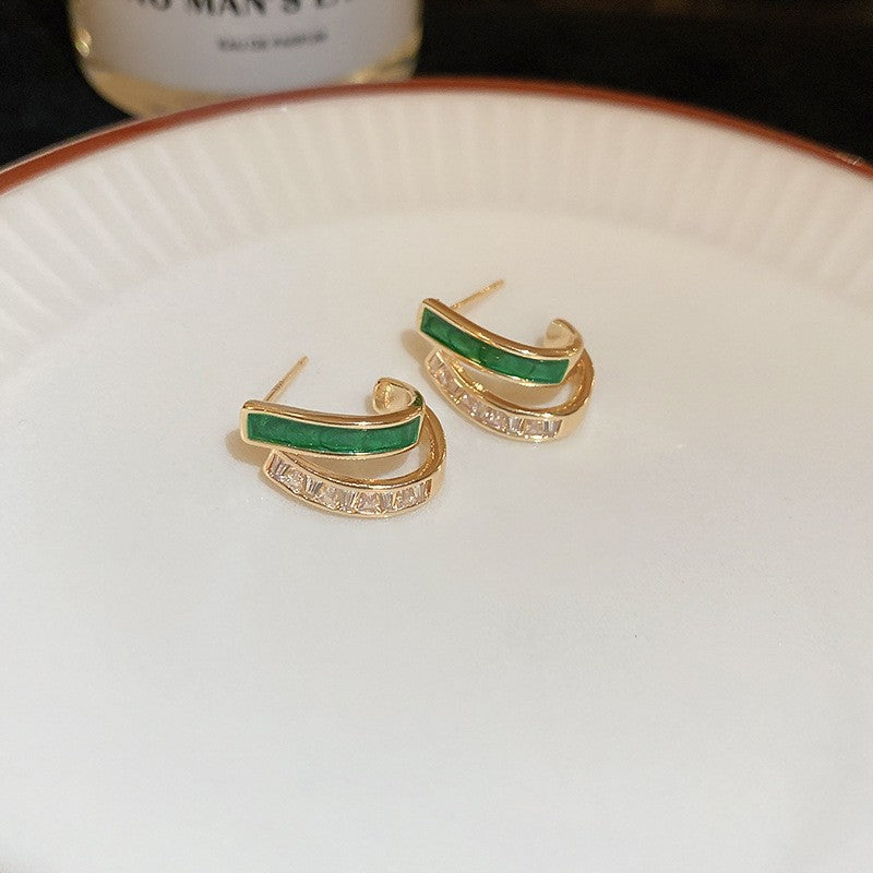 Elegant gold earrings with leaves