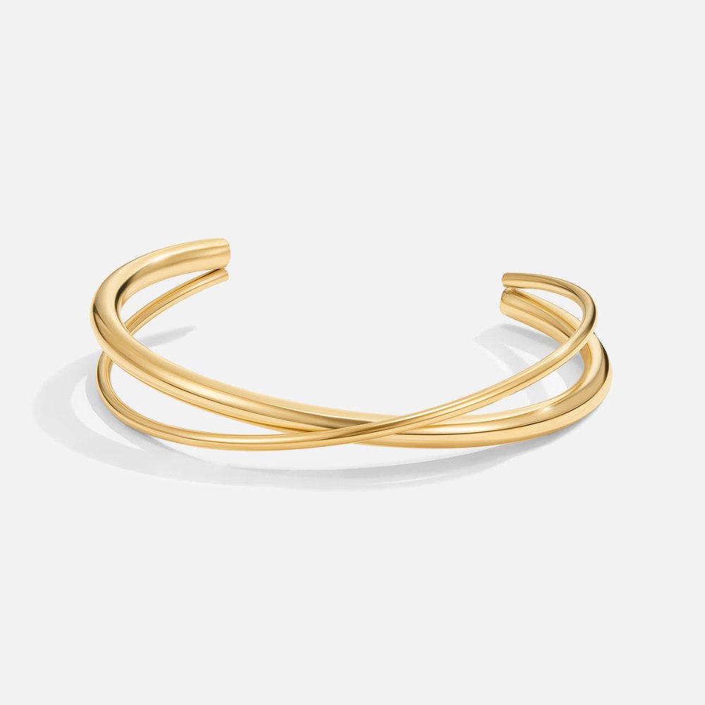 Elegant gold bracelet with a refined twist