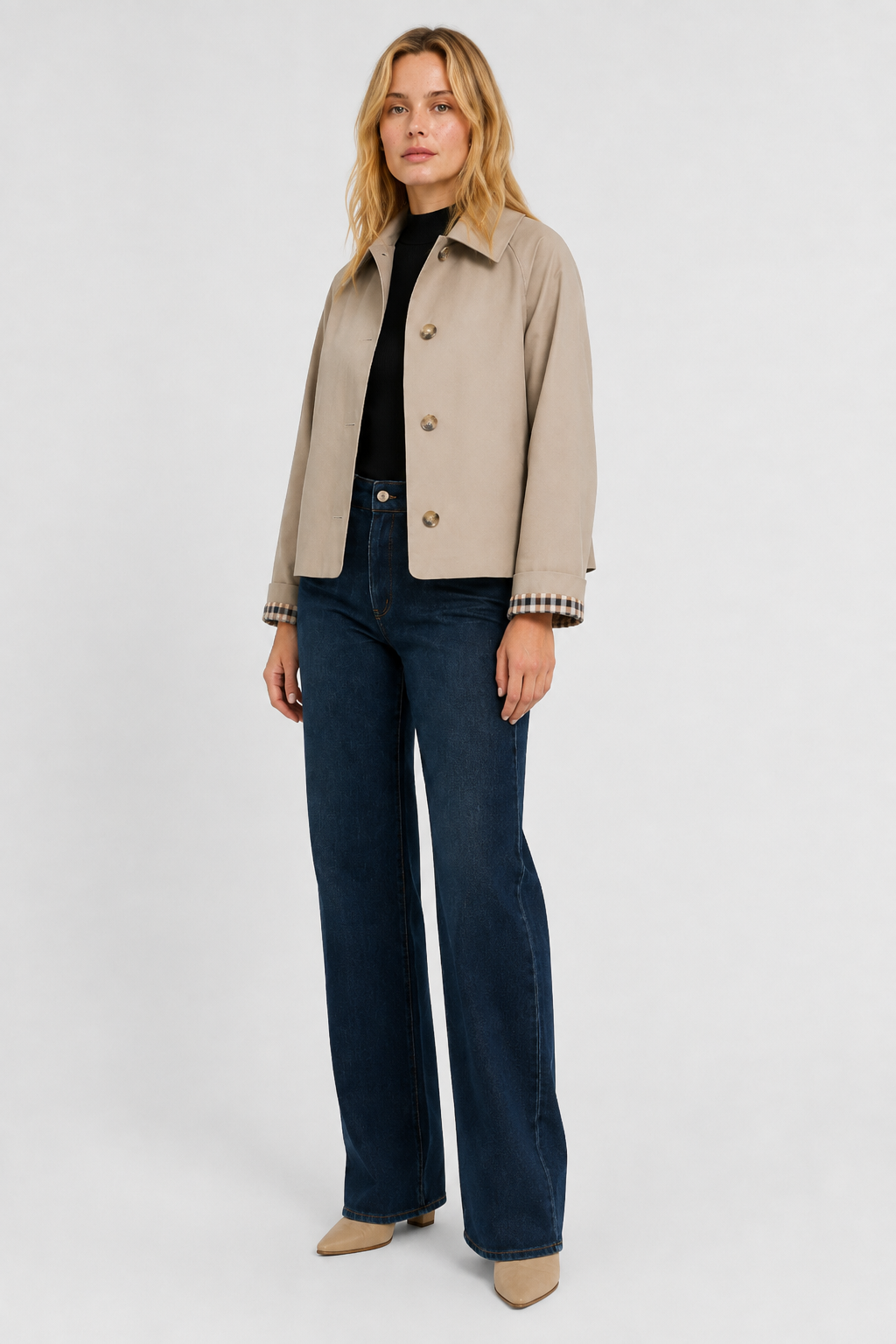 Lightweight women's jacket with a relaxed fit and gingham lining.