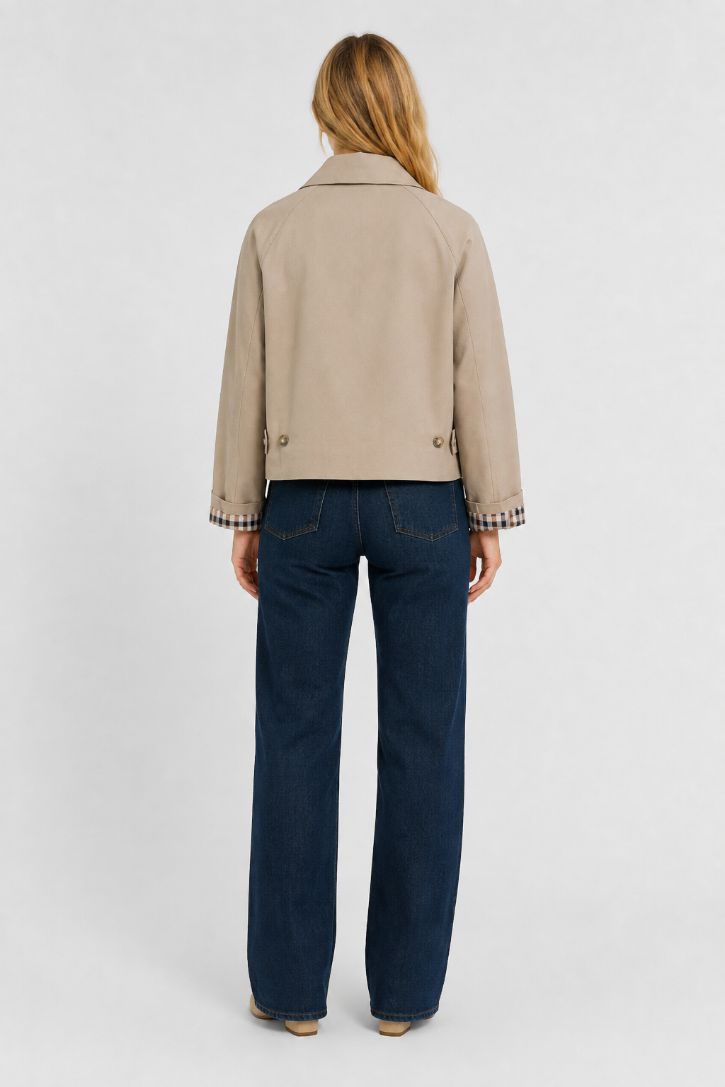 Lightweight women's jacket with a relaxed fit and gingham lining.