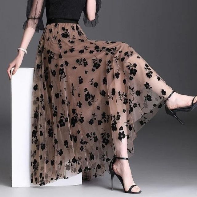 Chic und Stil | Elegant Maxi Skirt Made of Mesh with Floral Pattern