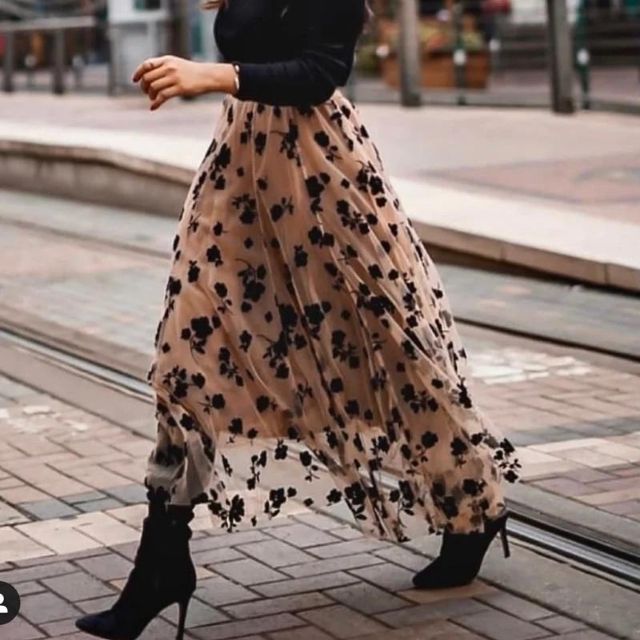 Chic und Stil | Elegant Maxi Skirt Made of Mesh with Floral Pattern