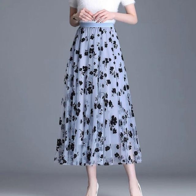 Chic und Stil | Elegant Maxi Skirt Made of Mesh with Floral Pattern