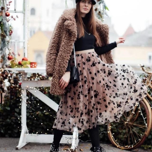 Chic und Stil | Elegant Maxi Skirt Made of Mesh with Floral Pattern