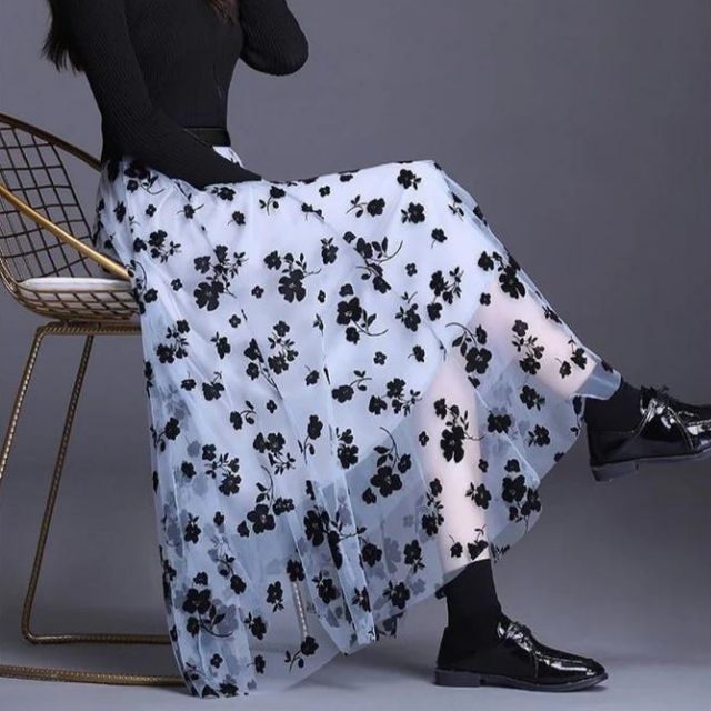 Chic und Stil | Elegant Maxi Skirt Made of Mesh with Floral Pattern