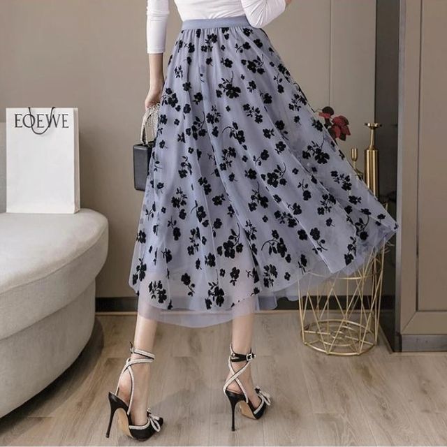 Chic und Stil | Elegant Maxi Skirt Made of Mesh with Floral Pattern