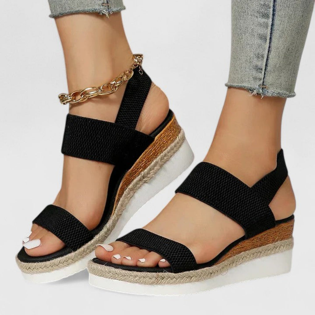 https://cdn.shopify.com/s/files/1/0878/4406/1529/files/66XhSandali-con-zeppa-lavorati-a-maglia-in-tessuto-elasticizzato-sandali-con-plateau-con-fascia-elastica-posteriore_720x-Photoroom.jpg?v=1776769780
