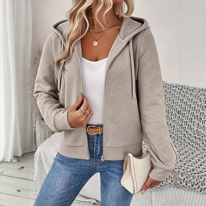 Veste à capuche sportive pour femmes avec design texturé et poches pratiques Chic & Stil