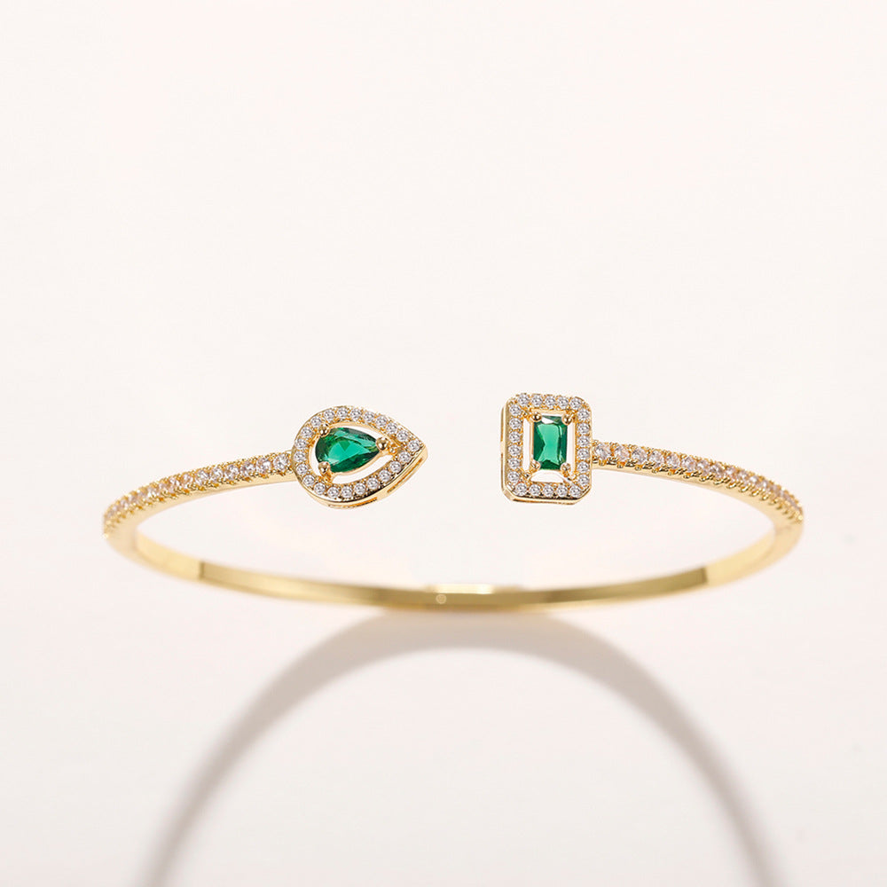 Elegant Gold Bracelet with Refined Details