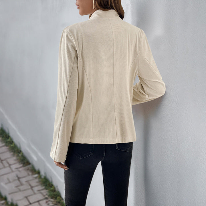 Elegant and casual women's jacket with high collar and practical pockets Chic und Stil