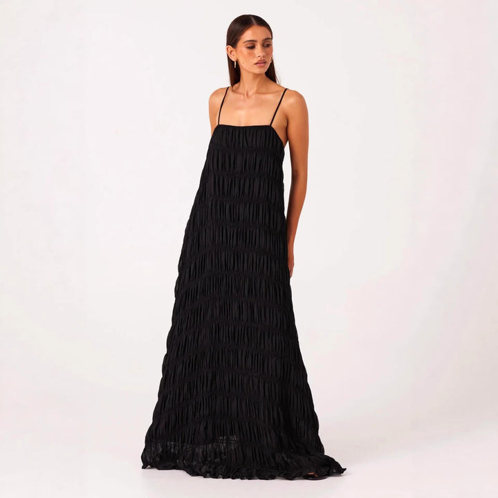 Women's maxi dress with romantic pleated structure and delicate spaghetti straps