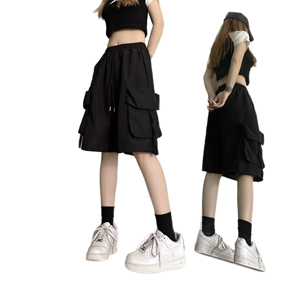Women's cargo shorts with practical side pockets and elastic waistband