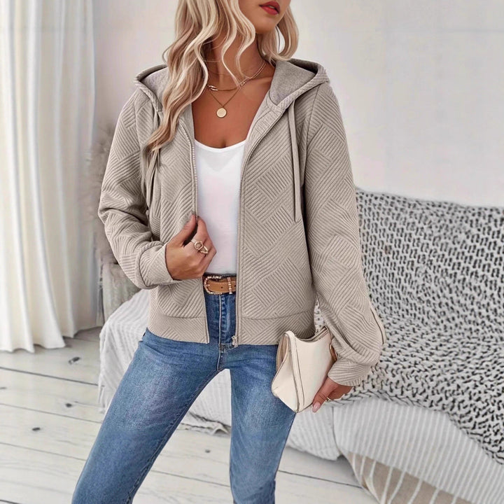 Veste à capuche sportive pour femmes avec design texturé et poches pratiques Chic & Stil
