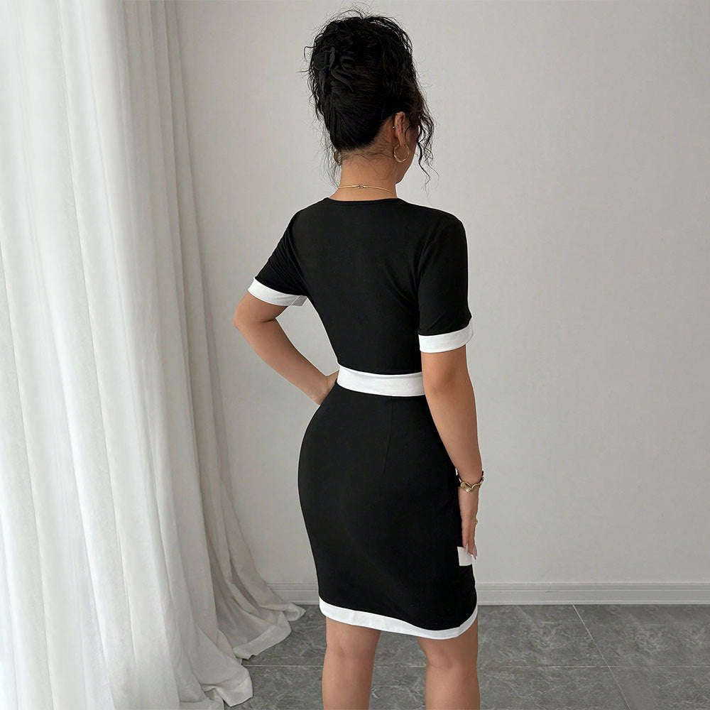 Robe ajustée pour femmes avec des poignets contrastés et un élégant décolleté carré Chic & Stil