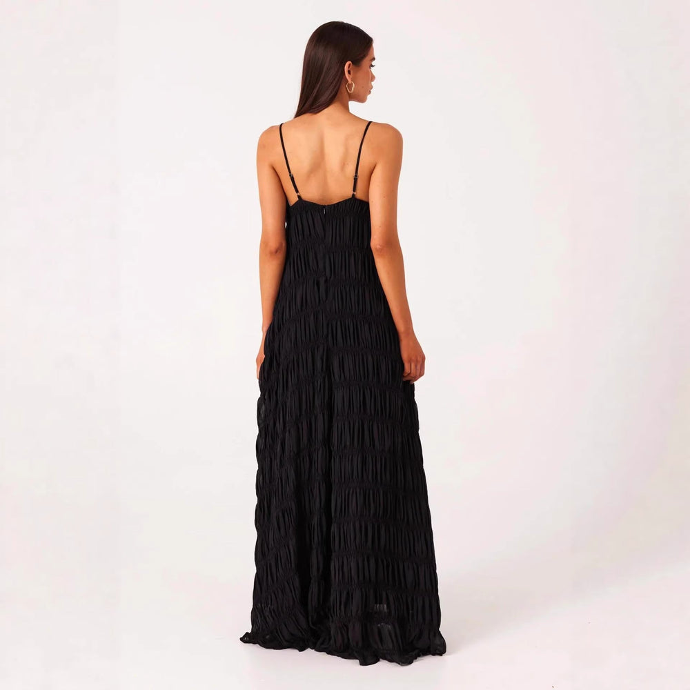 Women's maxi dress with romantic pleated structure and delicate spaghetti straps