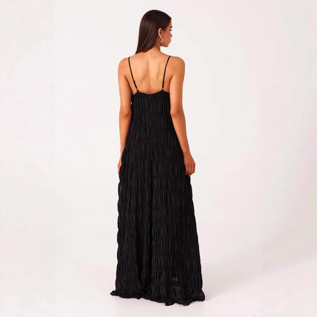 Women's maxi dress with romantic pleated structure and delicate spaghetti straps