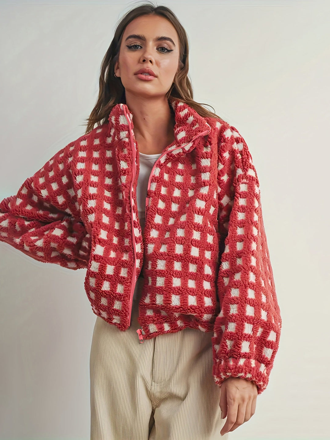 Oversized and cozy fleece jacket for women with plaid pattern and high collar Chic und Stil