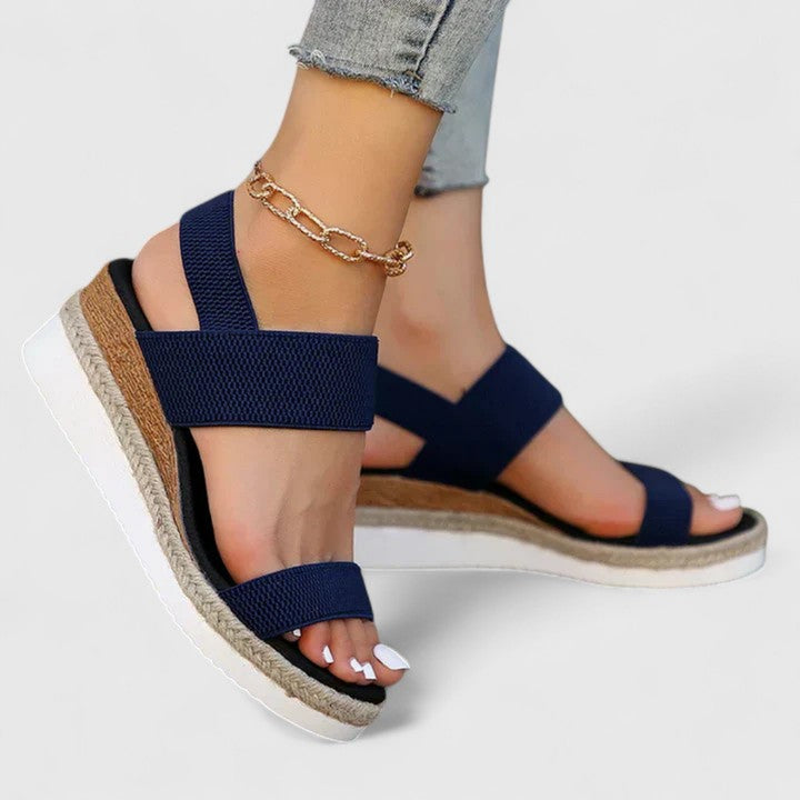 https://cdn.shopify.com/s/files/1/0878/4406/1529/files/ZJPSSandali-con-zeppa-lavorati-a-maglia-in-tessuto-elasticizzato-sandali-con-plateau-con-fascia-elastica-posteriore_720x-Photoroom.jpg?v=1776769781