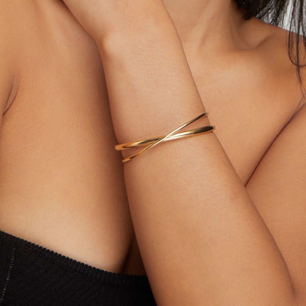 Elegant gold bracelet with a refined twist
