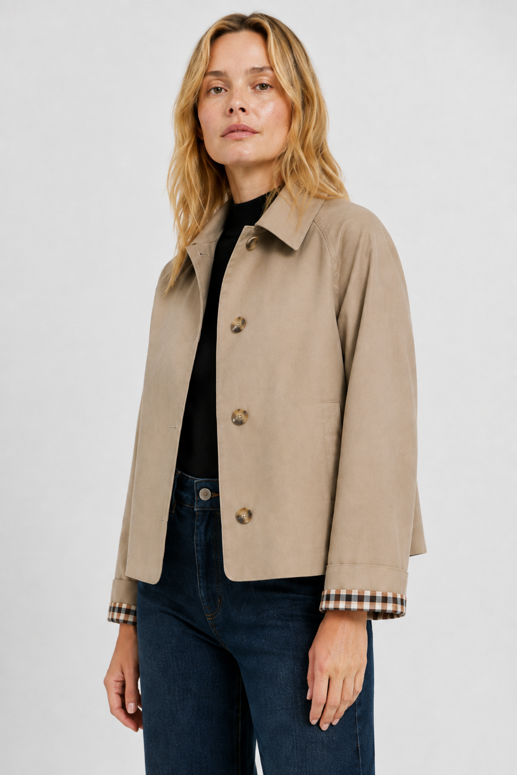 Lightweight women's jacket with a relaxed fit and gingham lining.