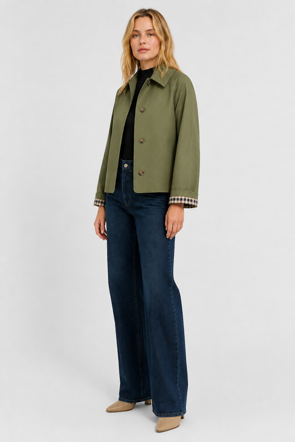 Lightweight women's jacket with a relaxed fit and gingham lining.