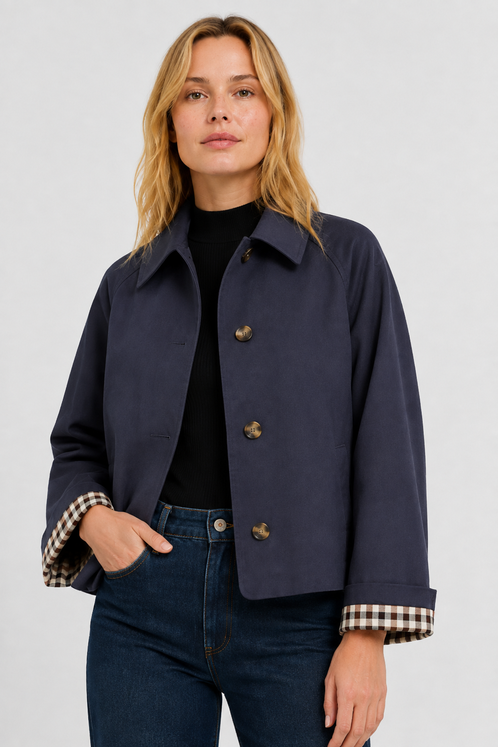 Lightweight women's jacket with a relaxed fit and gingham lining.