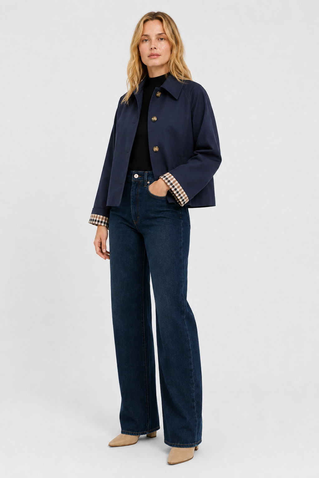 Lightweight women's jacket with a relaxed fit and gingham lining.