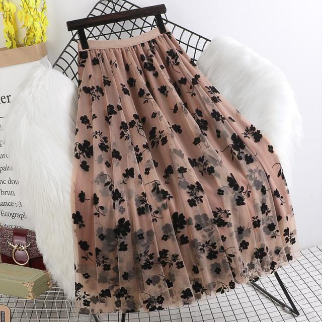 Chic und Stil | Elegant Maxi Skirt Made of Mesh with Floral Pattern