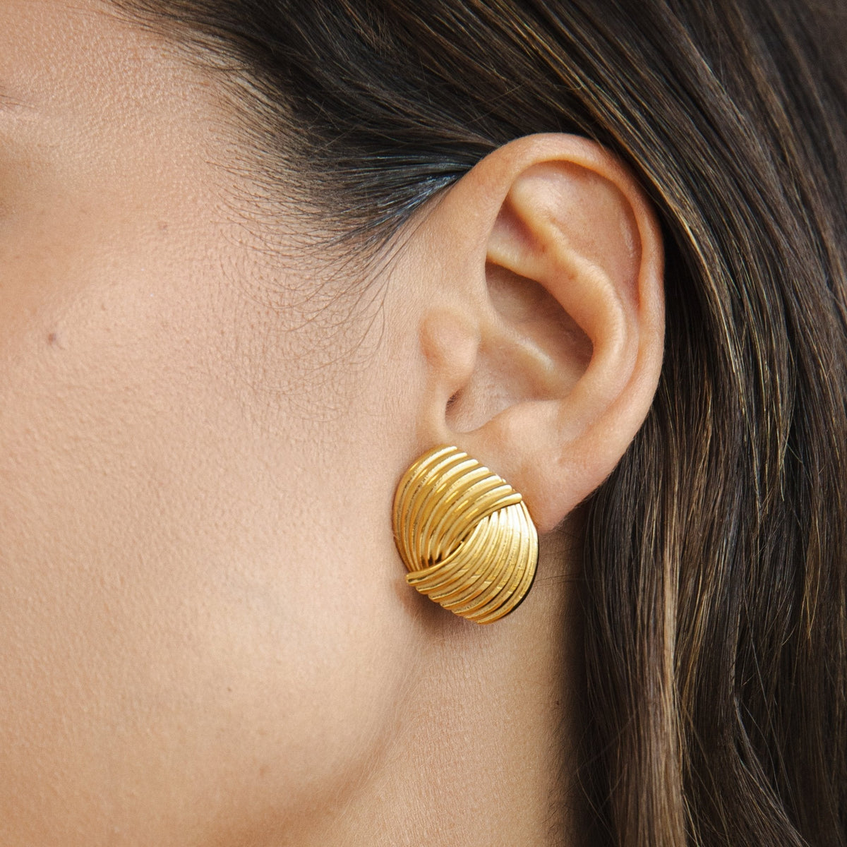 Elegant Gold Earrings with Refined Details